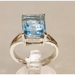 Anello in topazio azzurro