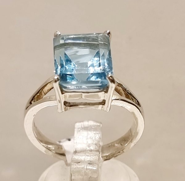 Anello in topazio azzurro