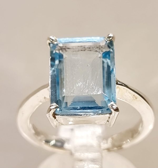 Anello topazio azzurro