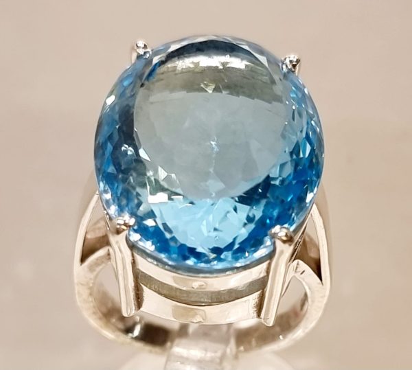 Anello topazio azzurro