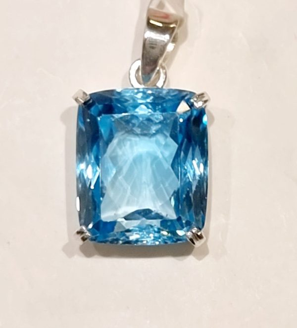 Ciondolo in topazio azzurro