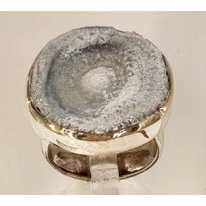 Anello calcedonio cristallizzato