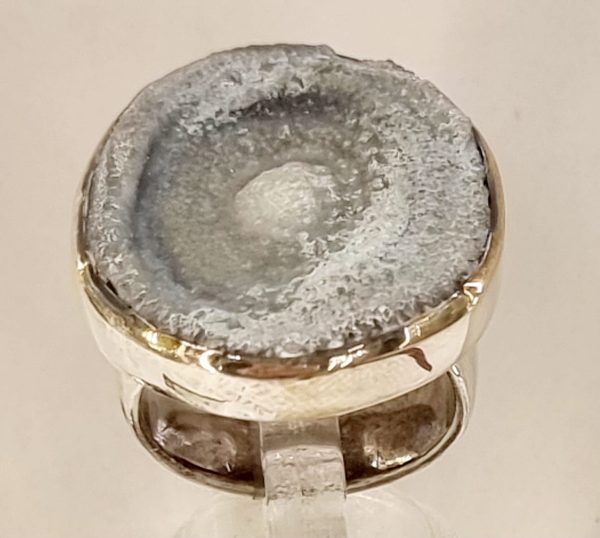 Anello calcedonio cristallizzato