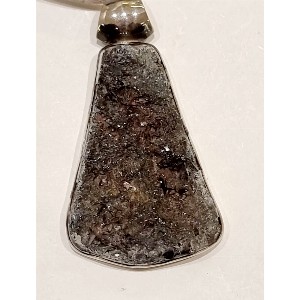 Ciondolo in ematite grezza