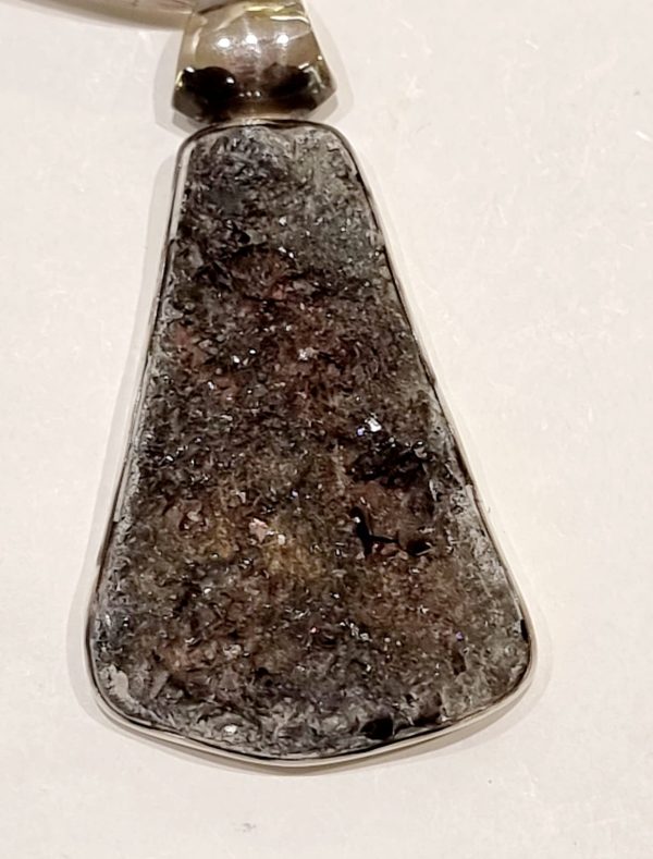 Ciondolo in ematite grezza