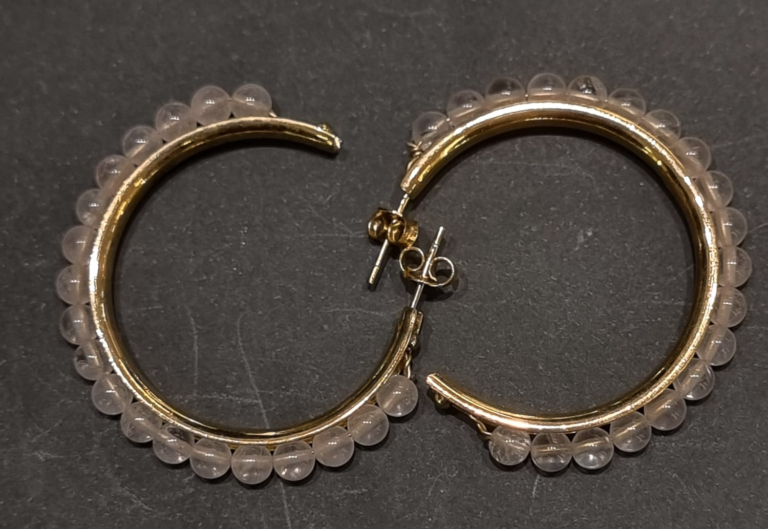 Orecchini cerchio in argento con quarzo bianco