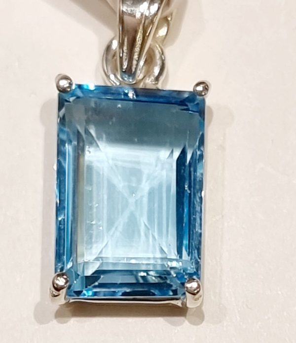 Ciondolo in topazio azzurro